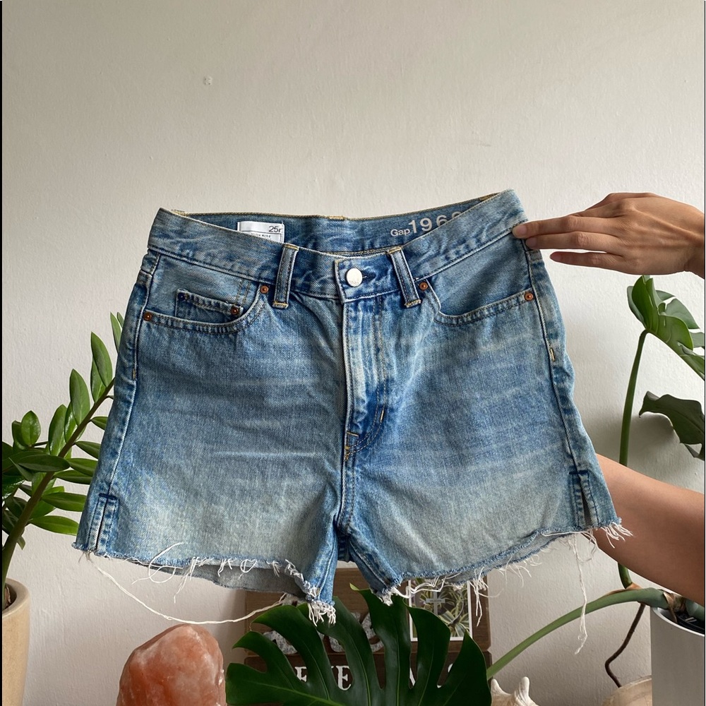 Gap height waisted shorts